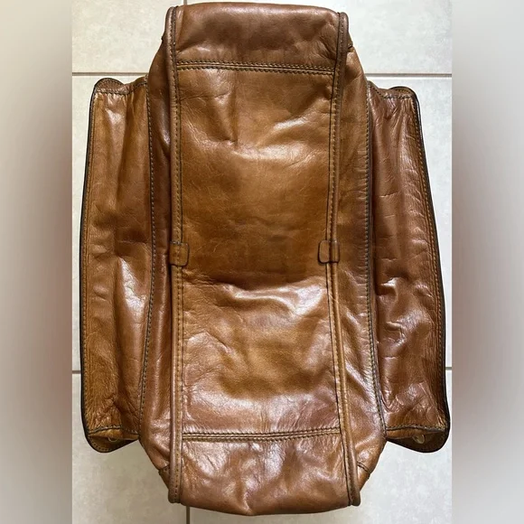 Chloé Bay leather tote bag in a distressed brown color - Picture 7 of 16